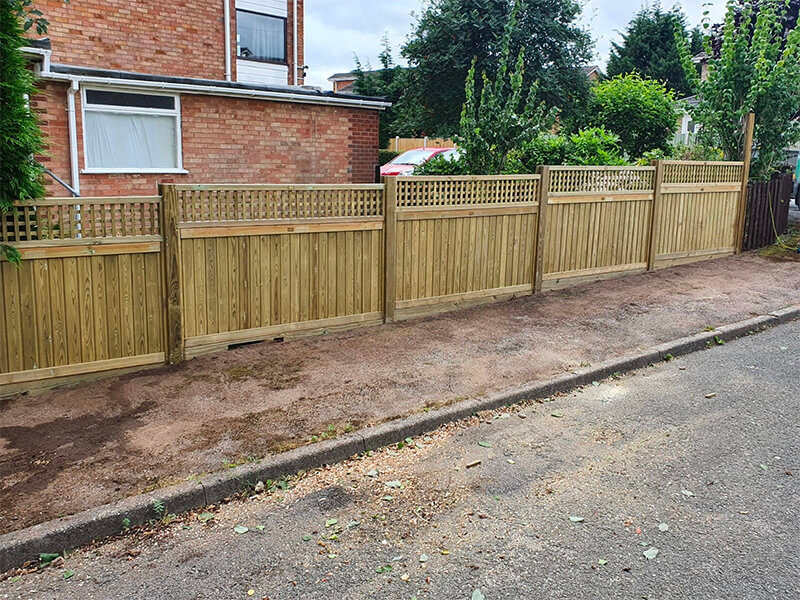 Low fencing with trellis