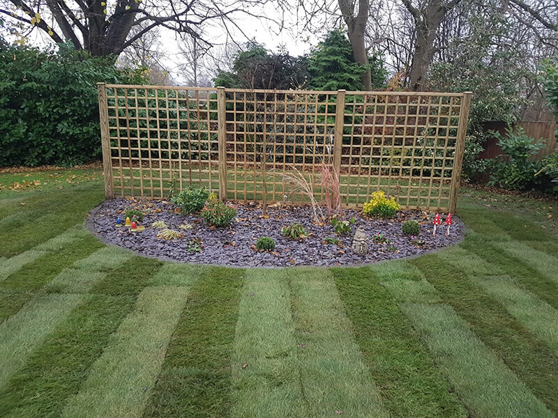 Garden trellis feature